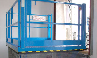 Goods loading bay lift