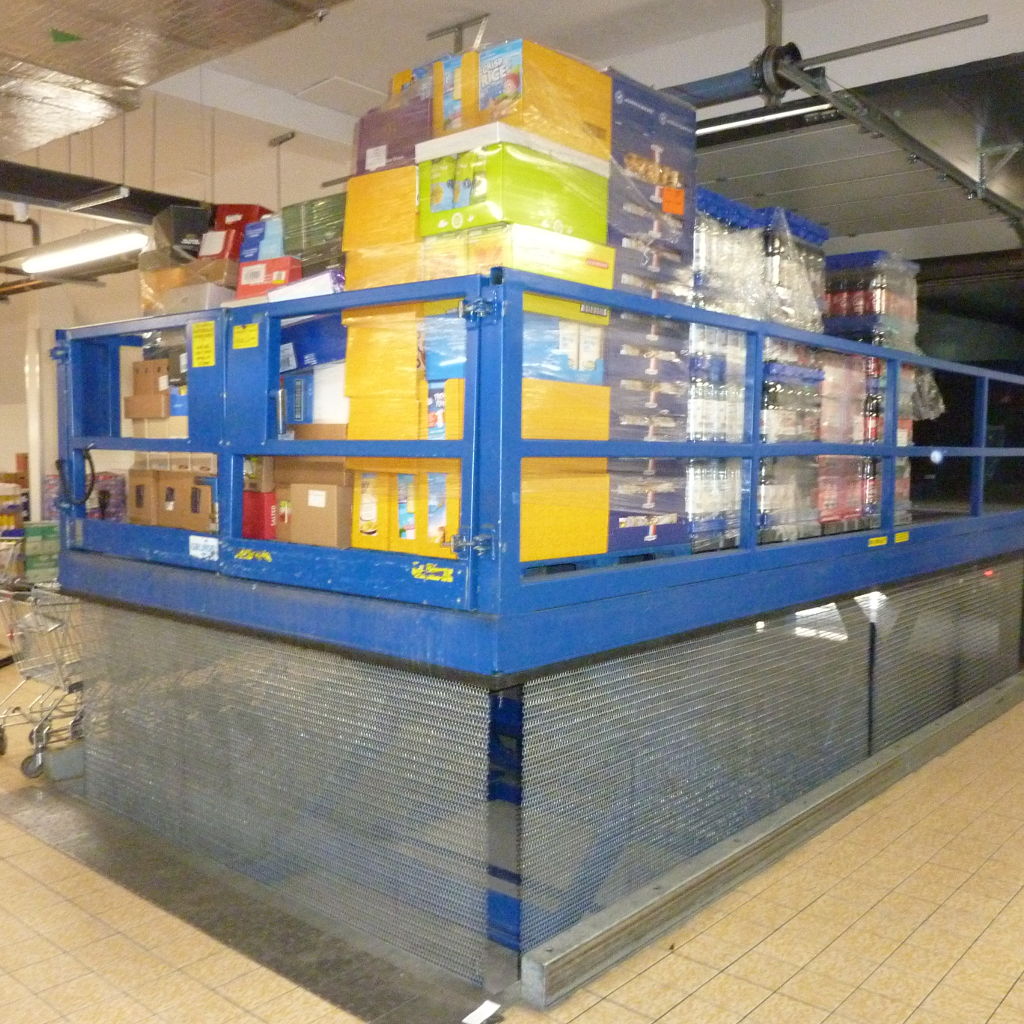 Supermarket loading bay lift